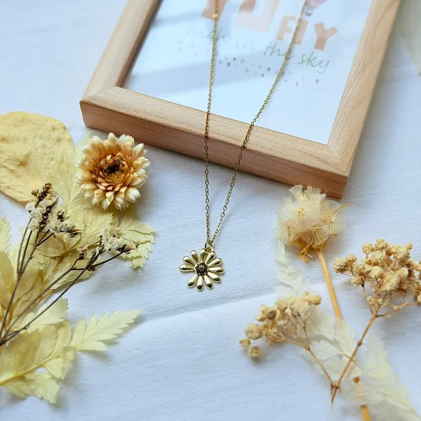 Gold_Elegance_Sunflower_Locket